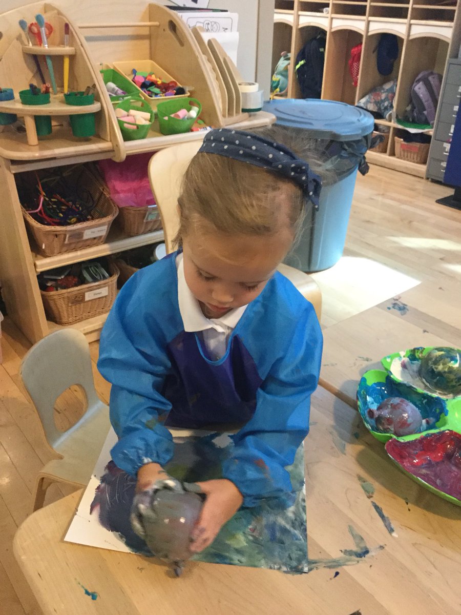 prenurserybisc's tweet image. More balloon painting fun with the @bisclpducklings! 🎈🎨 #balloonpainting #explorationofcolor #mixingcolors