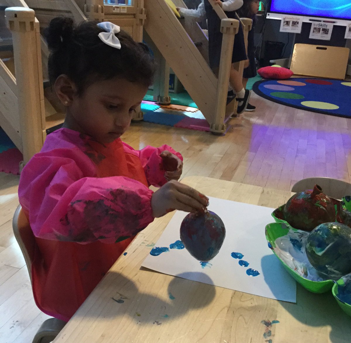 prenurserybisc's tweet image. More balloon painting fun with the @bisclpducklings! 🎈🎨 #balloonpainting #explorationofcolor #mixingcolors