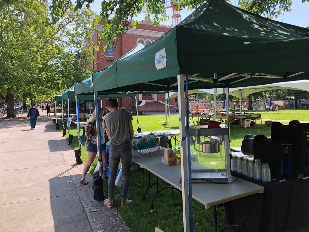 UOSMHA's tweet photo. #UOSTRESSLESS HAPPENING NOW!! @uoregon @uo_ducknest @UOBeWell  until 5pm! https://t.co/6fqIy9fAeT