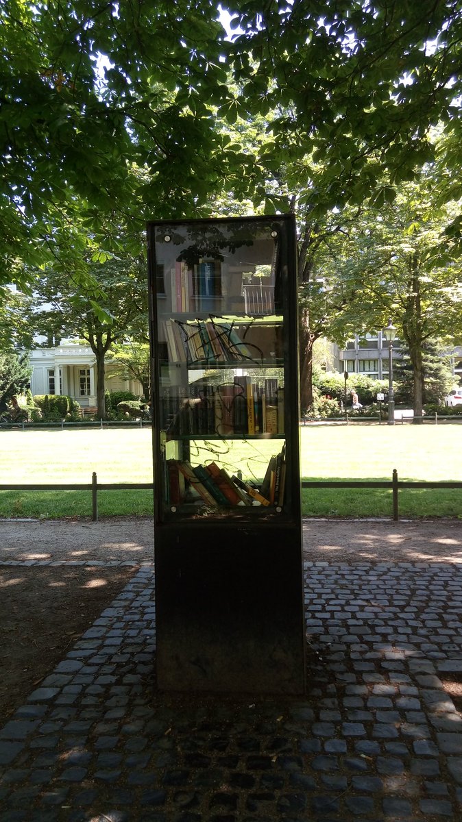 rokib's tweet photo. Hari ini, selesai sudah urus buka akun bank di dekat Bonn Hbf. Sempat mampir poppelsdorf alle dekat Hbf yang ada taman luas. Yg menarik, ada satu rak kecil berisi buku2. Isi rak ini bebas di ambil dan di baca di taman.Klo mau bawa pulang juga boleh, tapi taruh 1 buku. Inspiratif! https://t.co/cE2hbnymxk
