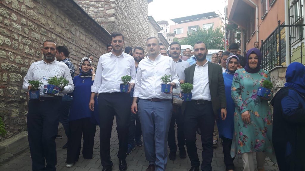 cihatbiradli's tweet photo. Vekil adayımız @kiriciyasin , İlçe Başkanımız Adem Koçyiğit , Kadın Kolları Başkanımız Hatice Yücel ve Teşkilatımız ile Nişanca Mahallemizde Esnaf ve vatandaşlarımız ile buluştuk, fesleğen ikramında bulunduk. #VakitTürkiyeVakti @eyupakgenclik @akgencistanbul @osmantomakin52 https://t.co/hcECOfF95t