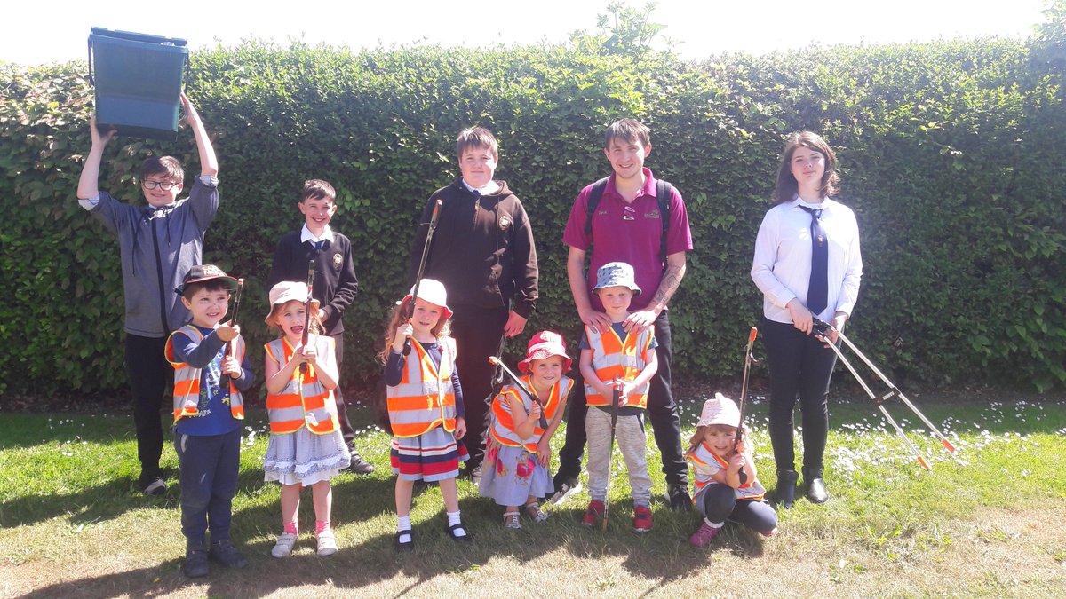 knox_eco_comm's tweet photo. Thanks @PearTreeNursery for coming to Knox Academy to do another litter pick with the Green Team! We were so productive! Team work is the dream work! @knoxacademy https://t.co/QFfj62F4cW