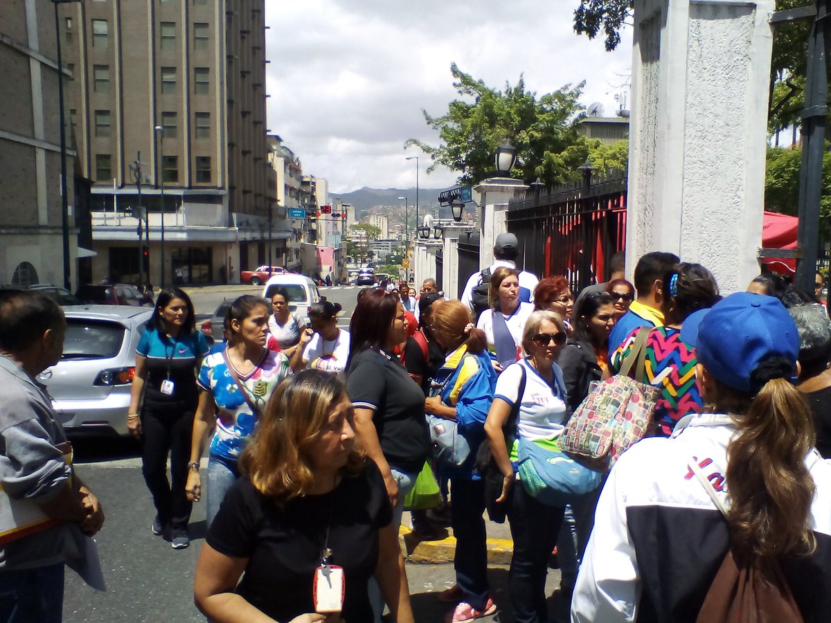 SSuazaP's tweet photo. #SalarioDignoYa! En Miraflores Nico firma punto de cuenta SectorUniversitario@NicolasMaduro@DPresidencia@FtuvDocente https://t.co/J1czRW2sG4