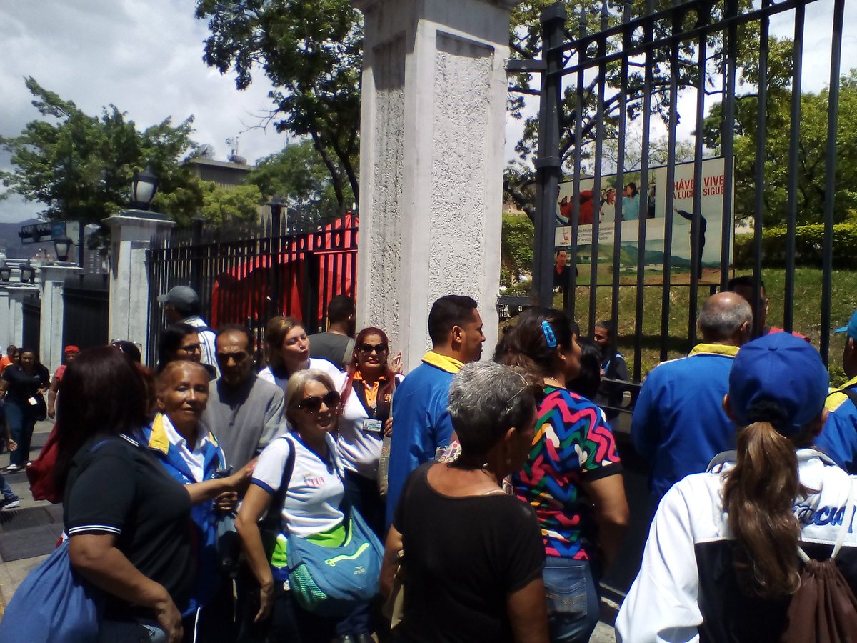 SSuazaP's tweet photo. #SalarioDignoYa! En Miraflores Nico firma punto de cuenta SectorUniversitario@NicolasMaduro@DPresidencia@FtuvDocente https://t.co/J1czRW2sG4