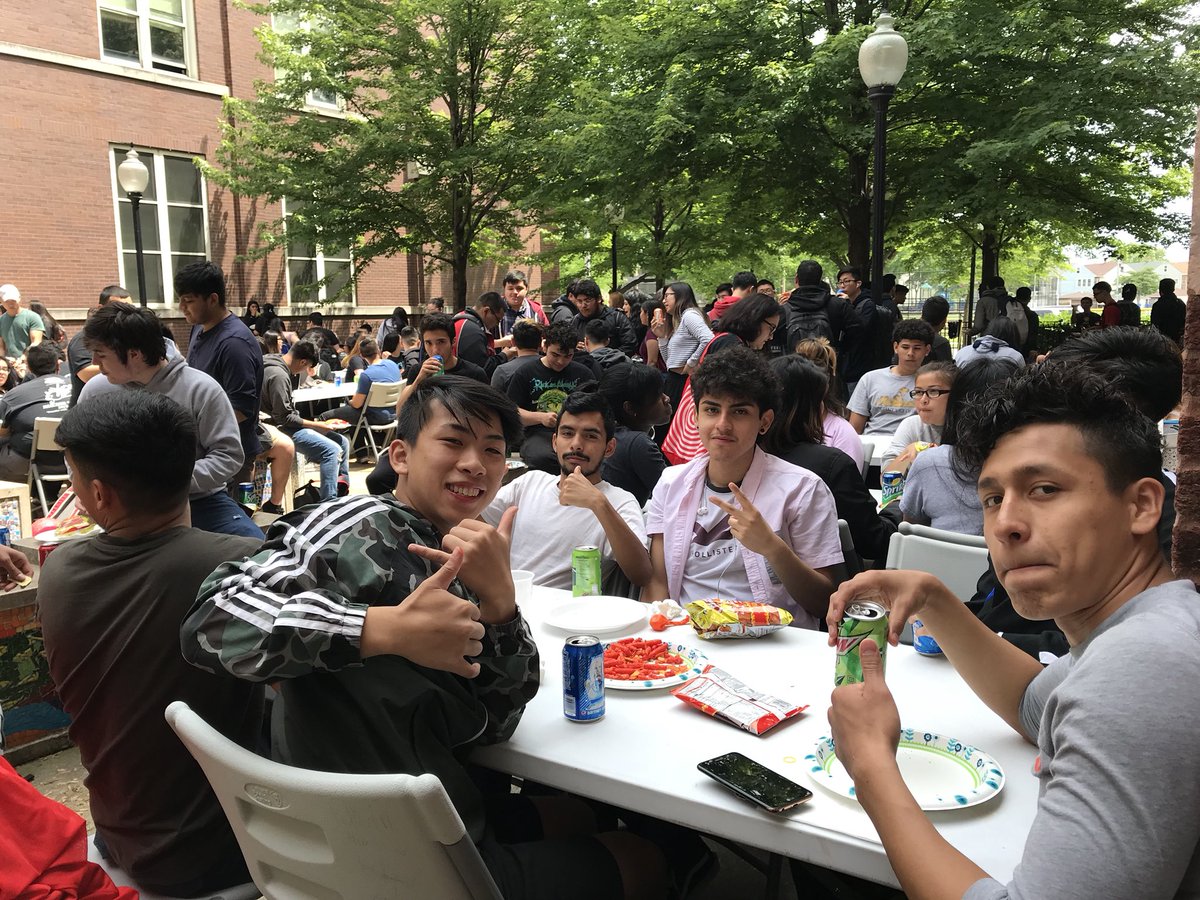 KellyPrideCPS's tweet photo. .@ThomasKelly_HS Senior Cookout! Congrats to the Class of 2018. #KellyPride #CollegeBound. https://t.co/GxkQA4U1gM