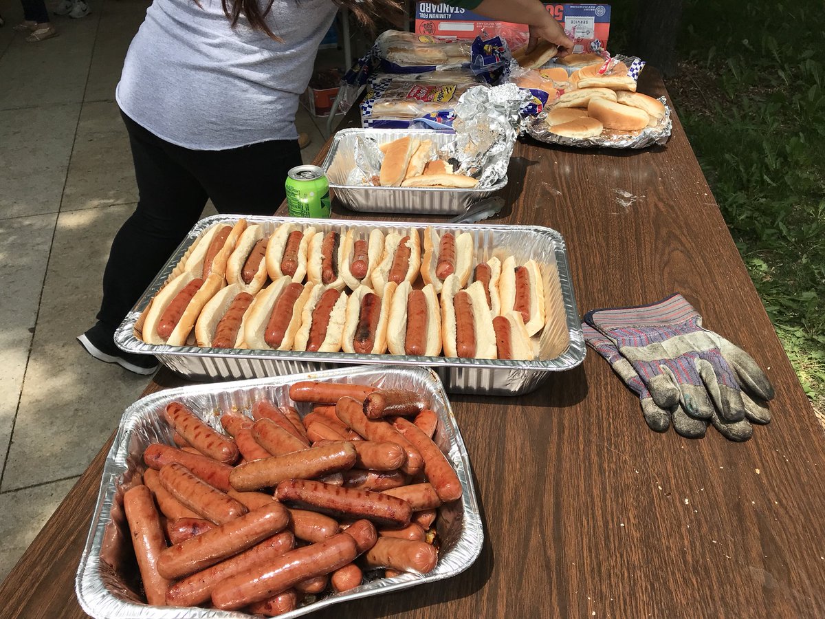 KellyPrideCPS's tweet photo. .@ThomasKelly_HS Senior Cookout! Congrats to the Class of 2018. #KellyPride #CollegeBound. https://t.co/GxkQA4U1gM
