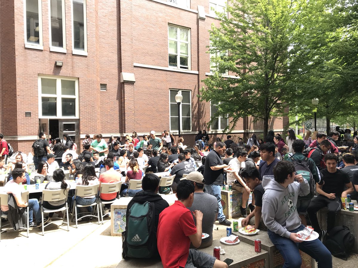 KellyPrideCPS's tweet photo. .@ThomasKelly_HS Senior Cookout! Congrats to the Class of 2018. #KellyPride #CollegeBound. https://t.co/GxkQA4U1gM