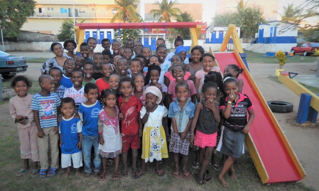 orkydea's tweet photo. Voilà
La mia venticinquesima area giochi per i bimbi poveri
Alla scuola elementare pubblica Barday di Mahajanga

#oredigioco #oredorate #oreafricane https://t.co/ERJts2mUKn
