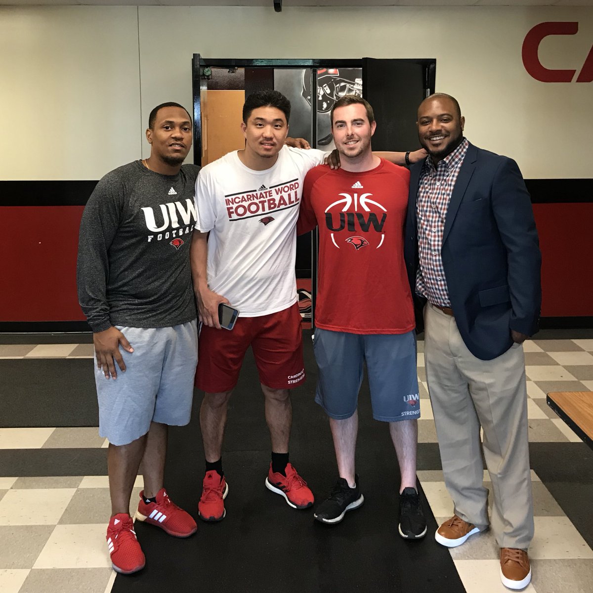 NickDebose's tweet photo. It’s always good visiting my @UIWAthletics family! #SofSURFACES #HelmetFit https://t.co/vku2dniegT