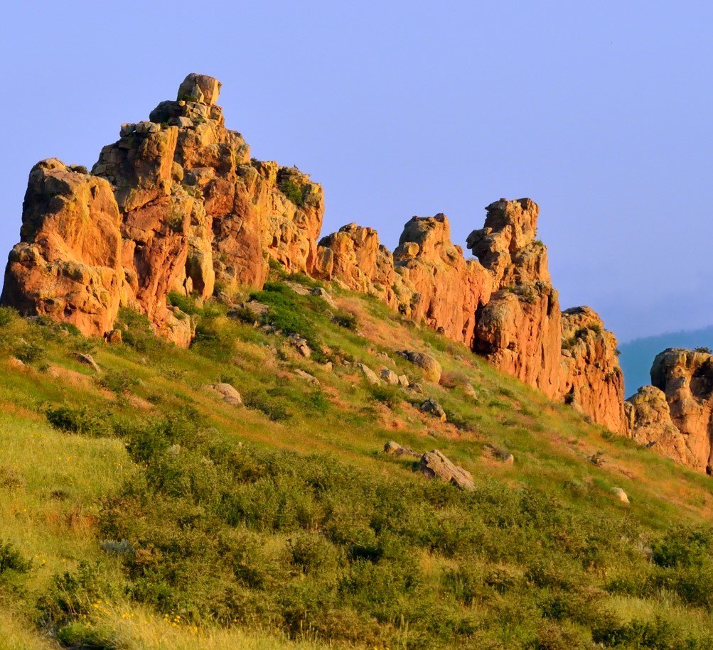 LCDNR's tweet photo. Discover the fascinating geology of the Backbone with a guided hike Friday @ Devil's Backbone Open Space. Register: https://t.co/8kytkTGJsZ #DBBOS https://t.co/Fva50H2PcP