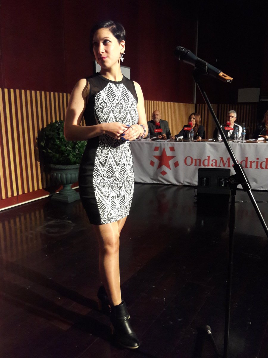 MadridDirectoOM's tweet photo. Sara Lues sube para cantar una canción de Rihanna https://t.co/4Z3bNqBDbe
