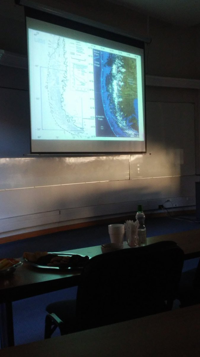 Cada glaciar tiene su propia vida. Avanzan y retroceden segun diferentes variables climáticas y de latitud.