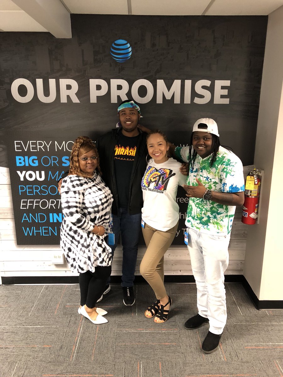 Chicago_Elite_'s tweet photo. #SpiritWeek #TieDyeTuesday #LookingColorful #BornToBeFly #EliteChicago https://t.co/rVkmZOYJIt