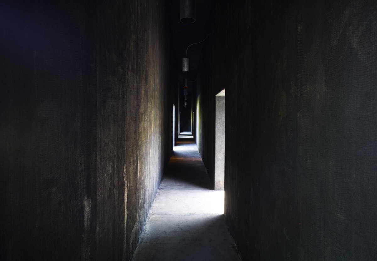 StageOneLtd's tweet photo. Peace and quiet is hard to come by in London. So, for Peter Zumthor's 2011 @SerpentineUK Pavilion, we used a subtle finish to help visitors disconnect from the outside world and move into the calm interior garden. https://t.co/LB9ypFfKuu
#10yearsofmaking #SerpentinePavilion https://t.co/OPmyID4CUC
