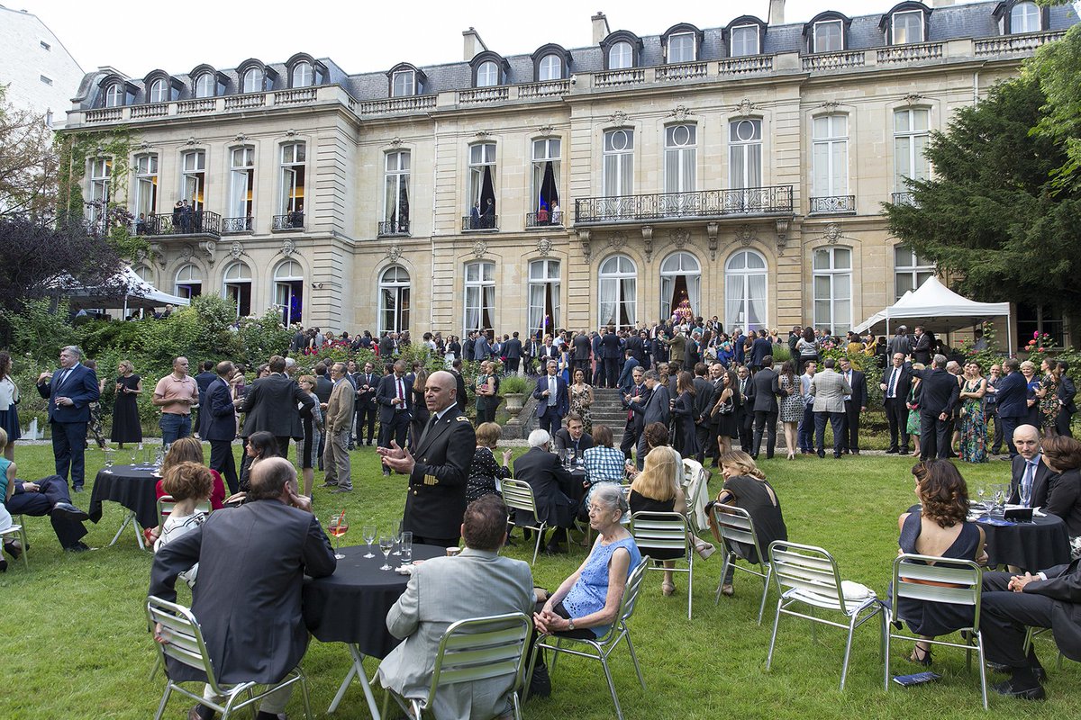 angelinidesign's tweet photo. La beauté en lumière: la tradition alimente l'innovation. #fetenationaleitalie2018 à l’Ambassade d’Italie à Paris @ItalyinParis https://t.co/uuXX2sxsOe