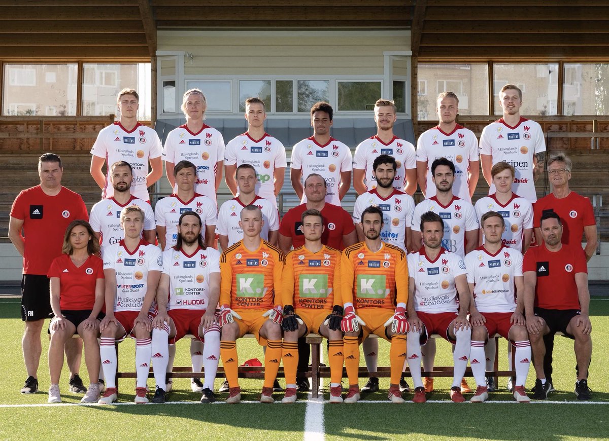 HudiksvallsFF's tweet photo. 2️⃣0️⃣1️⃣8️⃣📸
•
Grattis Sverige på din dag 🇸🇪 .. och tack det lokala föreningslivet som fostrat denna närodlade trupp! Där hela 17 av 20 spelare fått sin fotbollsutbildning i närområdet med mindre än 10 mil runt om vår vackra stad. #HuFF #närodlat https://t.co/YUUkykV2sA