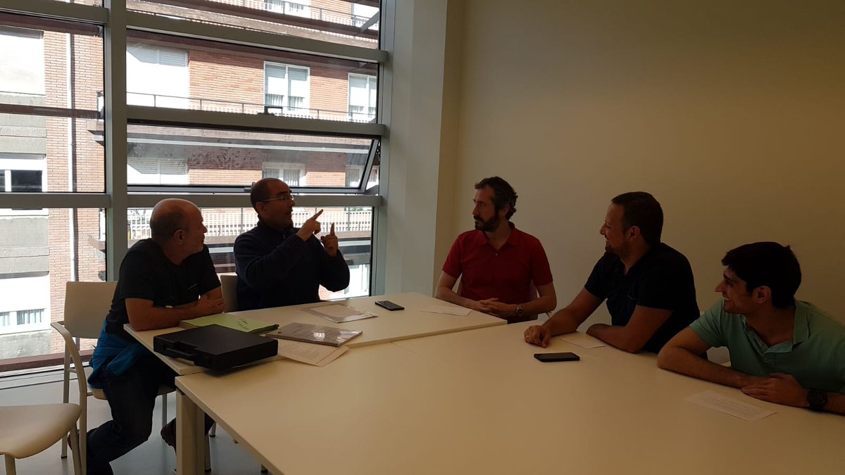 CNSEinfo's tweet photo. ¡Ya en Bilbao! Los equipos técnicos de CNSE y @EuskalGorrak dejándolo todo a punto para la Asamblea General y el VII Congreso; la comisión permanente y el grupo de reflexión cerrando aspectos de los debates del VII Congreso ¡Equipazos! #somospersonassordas https://t.co/PzL8Cz22pp