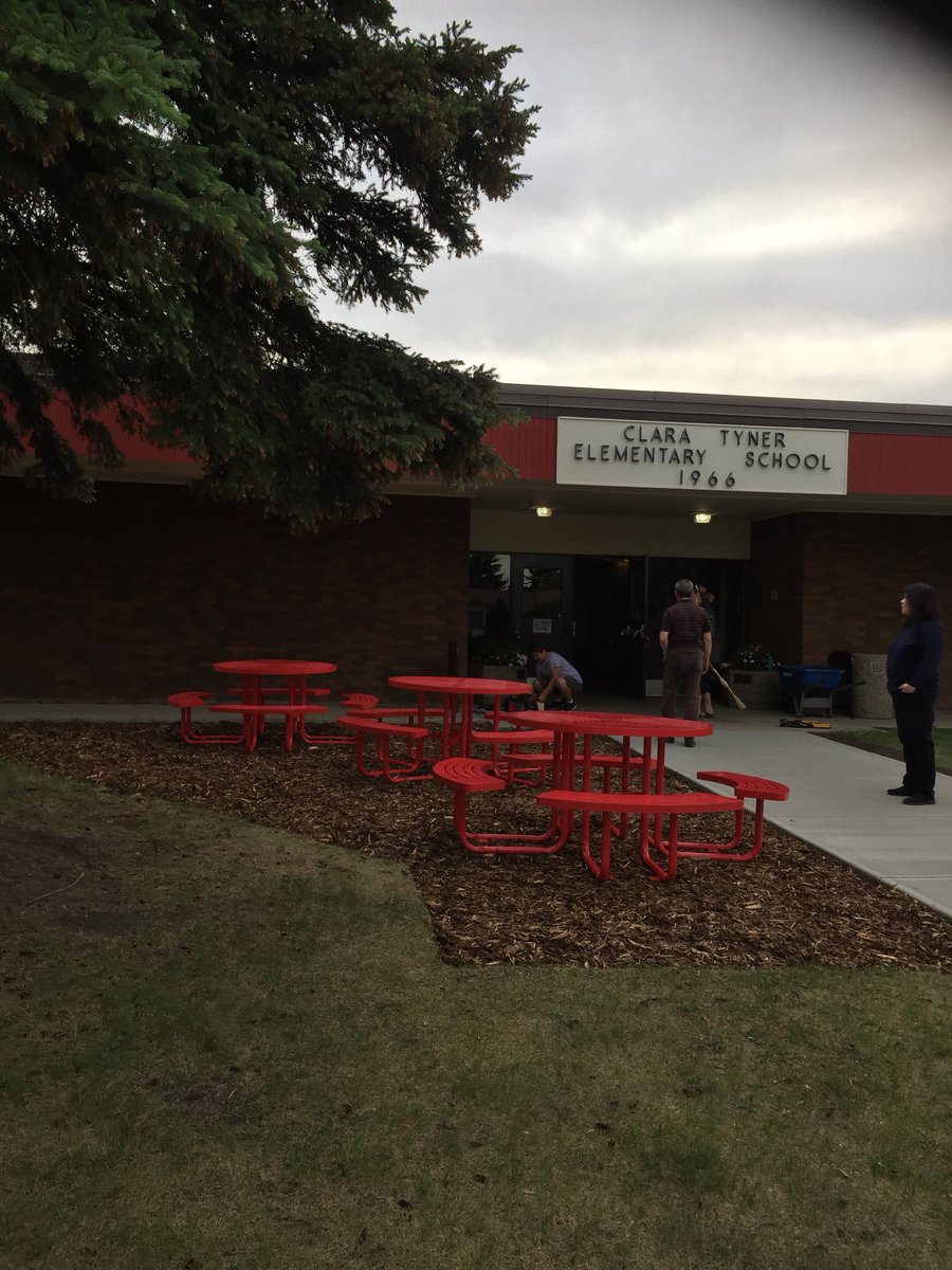 clara_tyner's tweet photo. Outdoor classroom ready for kids!  Thank you to our dedicated parents who help ensure engaging learning environments! #EPSB https://t.co/u4V8R6BhEq