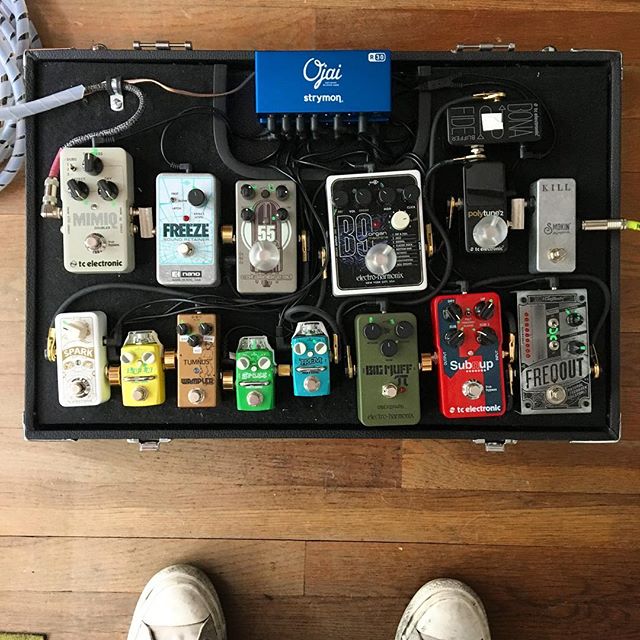 123Astronaut's tweet photo. The 123 Astronaut pedal board. #AMA!
. . .
#guitarpedals #pedalboard #strymon #ojai #ehx #electroharmonix #tcelectronic #bigmuff #digitech #freqout #smokinamp #hotone #wampler #catalinbread #formula55 #gator #gigboxjr #123astronaut #converse #lowtops https://t.co/NiPfop4gzn https://t.co/syouSYvmZX