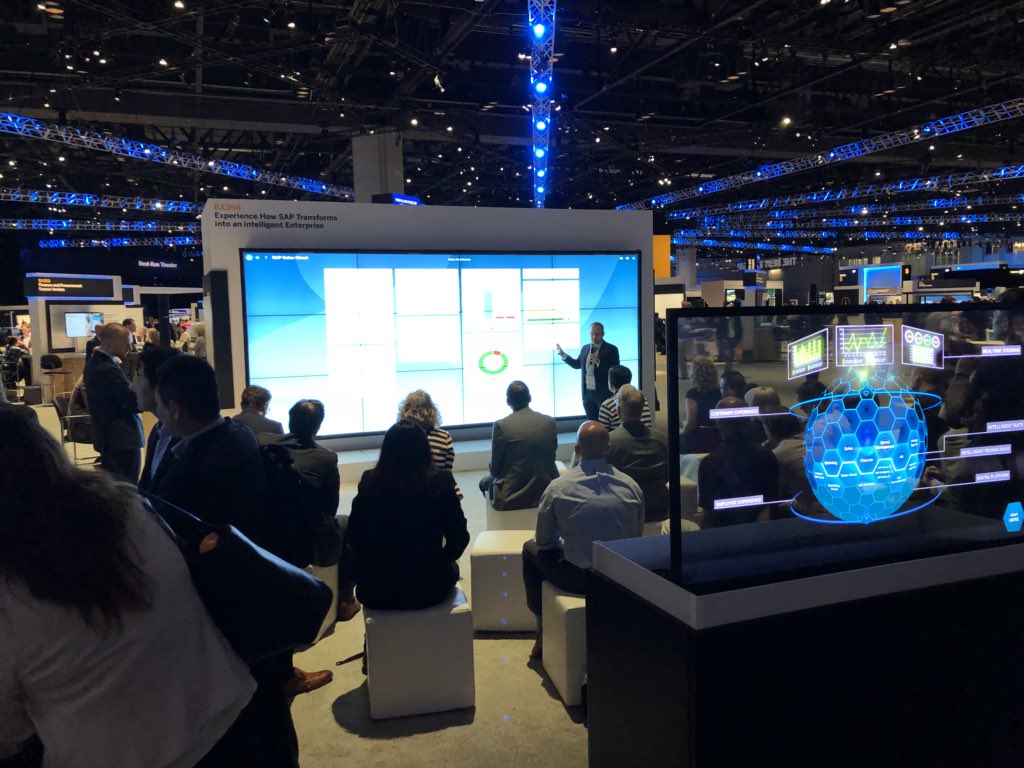 ChrisKuehne's tweet image. Full House in the session of @toal2014 at the #SAPrunsSAP booth B366 #SapphireNow
