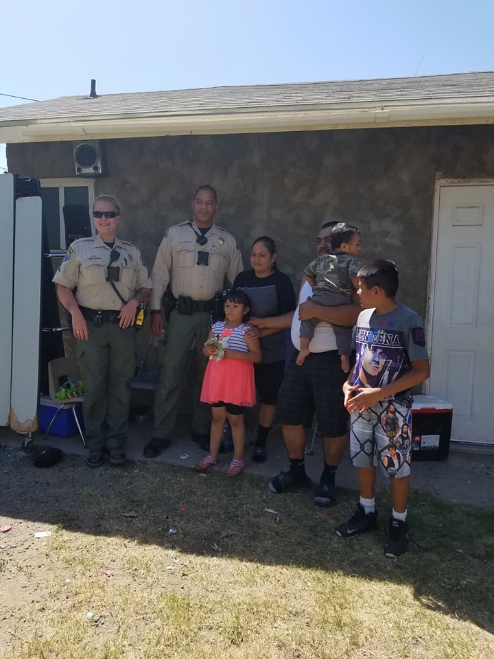 TulareSheriff's tweet photo. #TulareCountySheriff Deputies buy new piggy bank for little girl after #thieves ransacked her home &amp; stole it. She'd been saving up all year to buy herself a birthday cake! https://t.co/WSkyxfLs7p #GoodNews #feelgoodstory #tweetalong #greatcops #video #news #tularecounty https://t.co/RG6hSbQncb