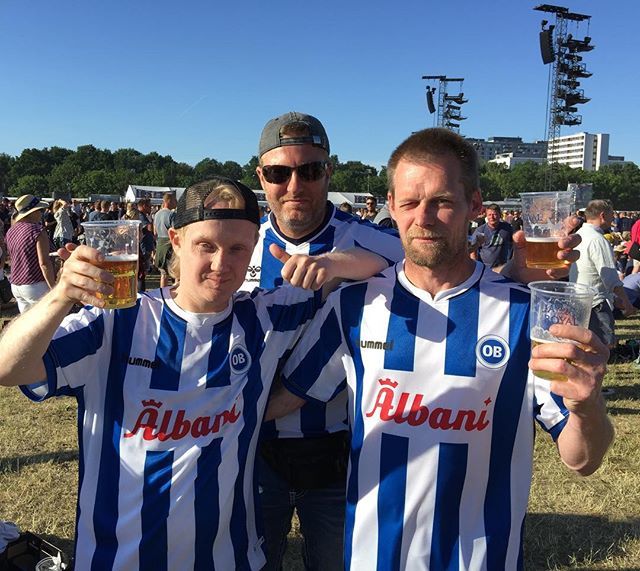 Odense_Boldklub's tweet photo. Det er en sand fornøjelse at se, den nye trøje bliver vist frem!
Vi 💙 det!
#obdk #sldk #altidodense https://t.co/WIncDLZz5K https://t.co/w2GtF1C9av