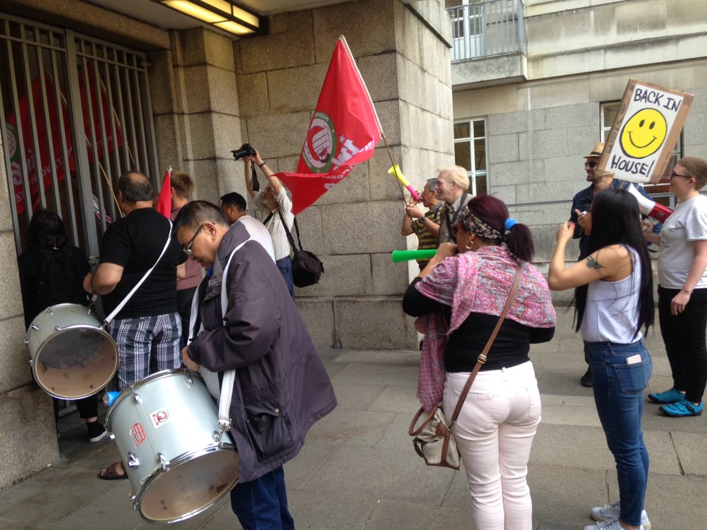TaisieT's tweet photo. At IWGB demo at Senate House #uolbackinhouse https://t.co/mKIJs3ygJ9