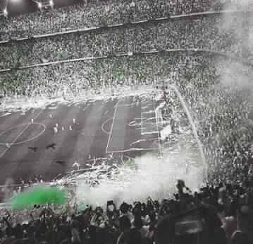 Bdran_BGM's tweet photo. هذي المباراة كانت بين الملكي والعالمي وكانت اجمل منظر شهده ملعب الجوهره للان وكانت المنافسه بينهم على الدوري لدرجة تغنت بها الحسابات الكورة العالميه وقتها https://t.co/XRAkpFrmTB