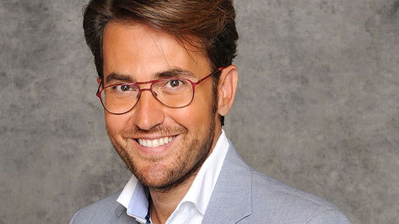 LaVanguardia's tweet photo. #ÚLTIMAHORA Pedro Sánchez nombra a Maxim Huerta como nuevo ministro de Cultura y Deporte https://t.co/T9BdQ4CNyA