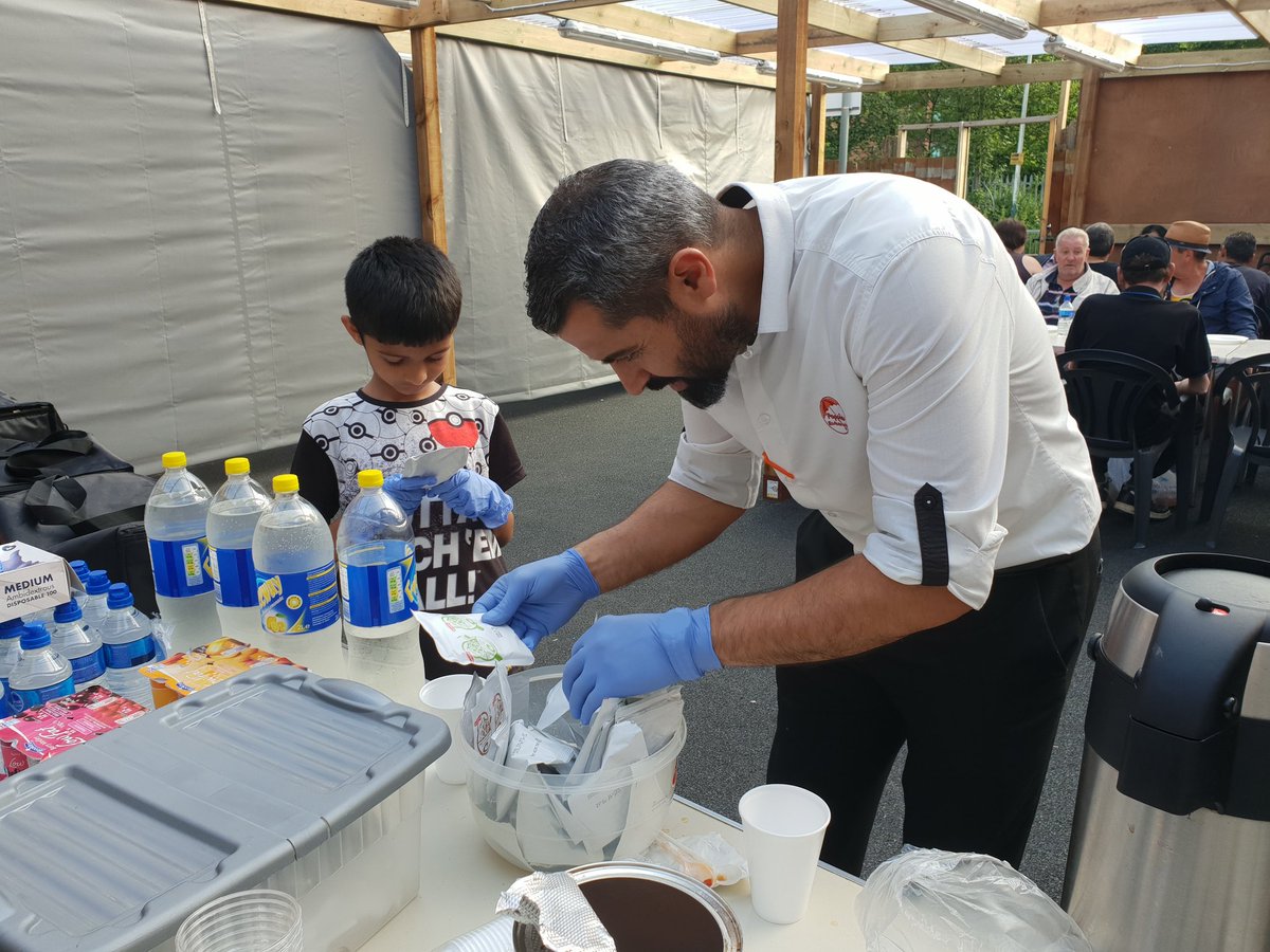 HICCSoupKitchen's tweet photo. Our newest volunteer, Deen, helping Ozi from Poppins distribute food #Volunteers #GoodDeed https://t.co/uTWtm6WlFh