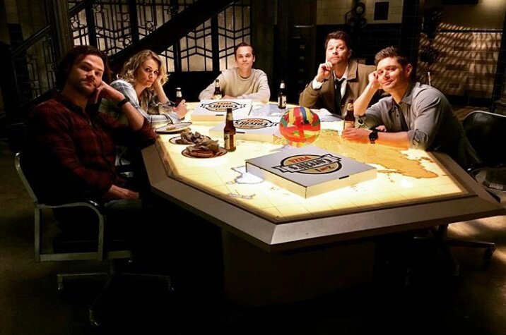 JenmishSource's tweet photo. #New | BTS picture of Jensen, Misha, Jared, Alex and Sam on set of supernatural..

credit : https://t.co/EdzHOD1QRS https://t.co/XHKhvjn3vO