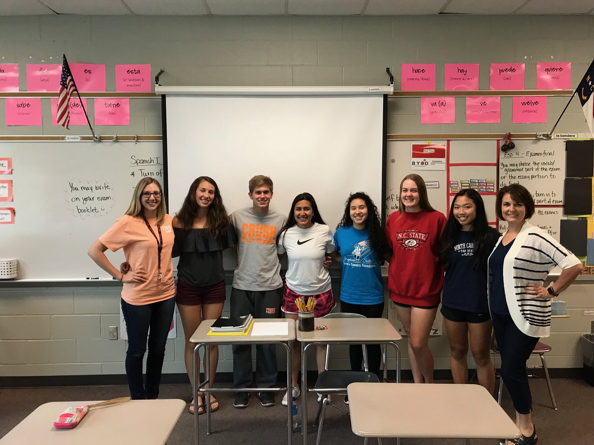 fvhs_shs's tweet photo. past and newly elected officers!!💓 https://t.co/WEH6waTZiJ