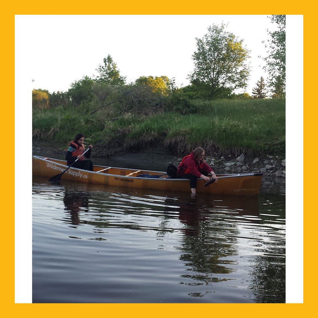 ManitobaMuseum's tweet photo. It's #commuterchallengemb week! Pictured here are 5 of the 6 boats carrying 12 canoe commuters that arrived from Charleswood on the Assiniboine River Monday Morning. Also pictured are our staff getting ready to portage the canoes! #sustainabilitiy #environment #greenactionctr https://t.co/hteisHRcNZ