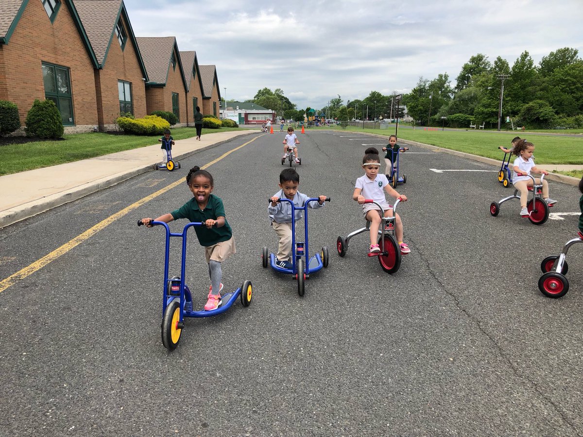 kimsw2871's tweet photo. Bikes and water balloon toss! #wcmm #fun #playing #crafting  JMFECLC @jmfeclc @LBpublicschools https://t.co/d54wXyxnLN