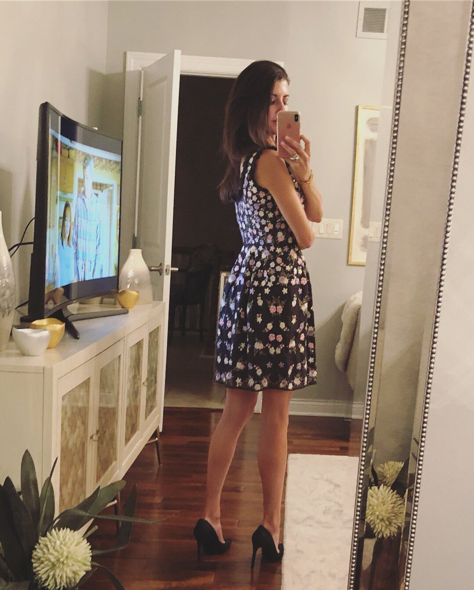 kristin_hurd's tweet photo. Last night’s look for the @PCCTourney Tee Off Party! 💗 #BecketteBoutique #Charleston #CHSSC - p.s. That’s @ABCNetwork’s  @TheMiddle_ABC in the background. It’s one of my favorite sitcoms! @PatriciaHeaton https://t.co/9TQ4TUWGj9