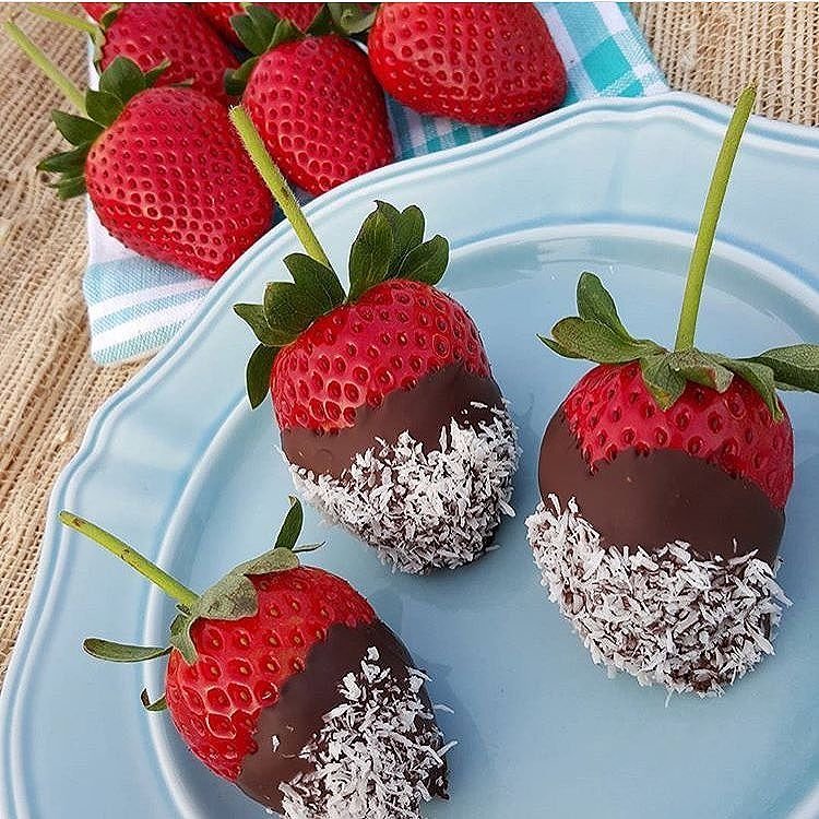 😍 Fraises trempées au chocolat avec de la noix de coco 🍓