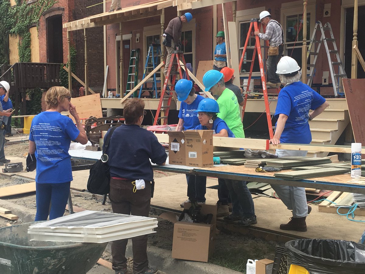 CaitlinLanders's tweet photo. Go on ladies, show βem what you got! These are just some of the many volunteers helping to build 2 houses in 5 DAYS! More on their progress on @SPECNewsHV #buildersblitz #homebuildersblitz #habitatforhumanity @HabitatNewburgh https://t.co/s1LYWUCbFB