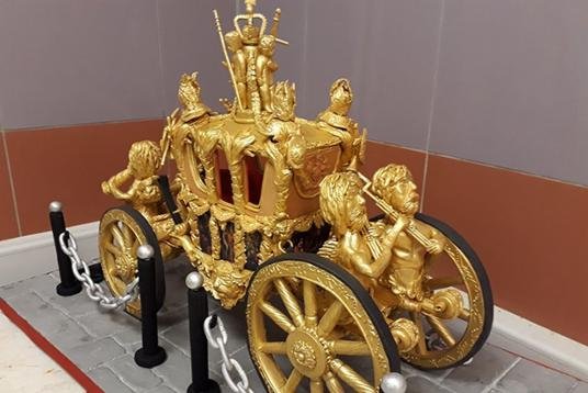 Bid on this incredible sugar sculpture based on the Royal Golden Stage Coach! The amazing sculpture was created by a volunteer. Bid now: buff.ly/2svAIy9