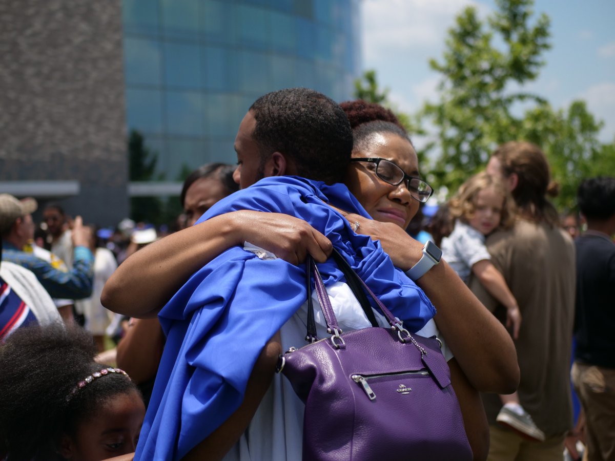 FortBendISD's tweet photo. Some photos from Willowridge High School's graduation ceremony are up on our Facebook page. Go check 'em out! #FBISDGraduation2018 @Willowridge_HS
https://t.co/btvxjFAEuK https://t.co/msrOtfdtGm