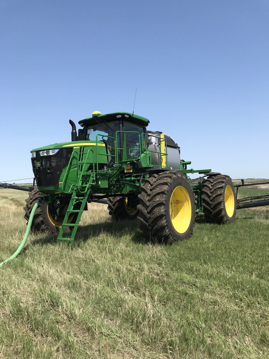 Kynoch86's tweet image. A great calm day for another R4045 sprayer demo. @ennsbros @JohnDeere #exactapply #spray18 #carbonfiber