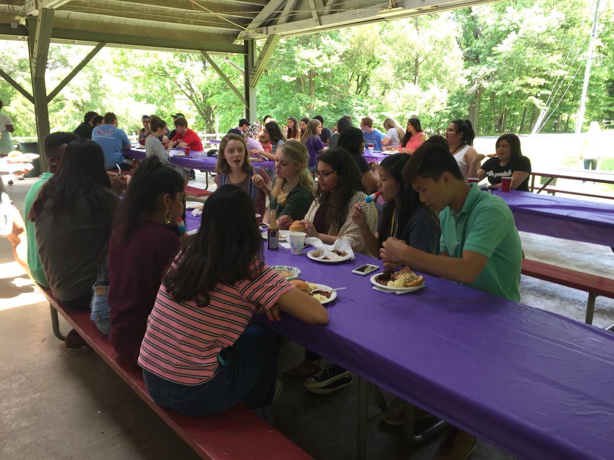 pfhs2018's tweet photo. SENIOR PICNIC is underway at Shelter #1 come enjoy some free food and relaxxx 😋 https://t.co/DYboG32z3Q
