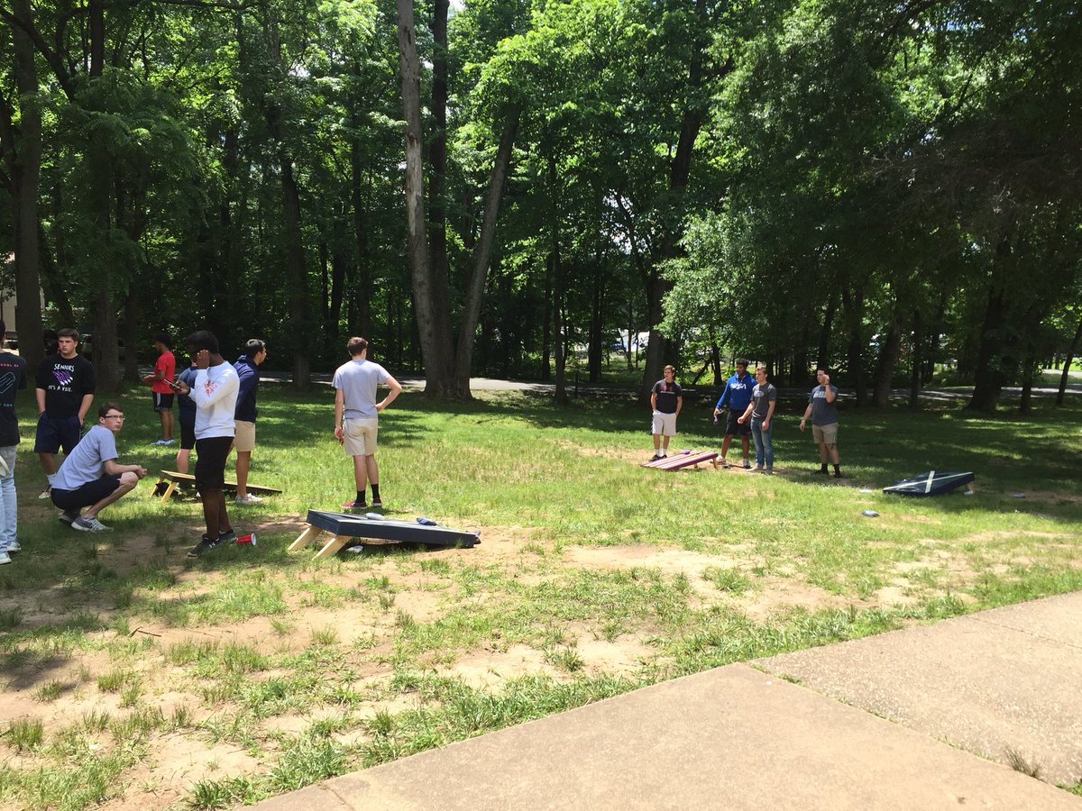 pfhs2018's tweet photo. SENIOR PICNIC is underway at Shelter #1 come enjoy some free food and relaxxx 😋 https://t.co/DYboG32z3Q