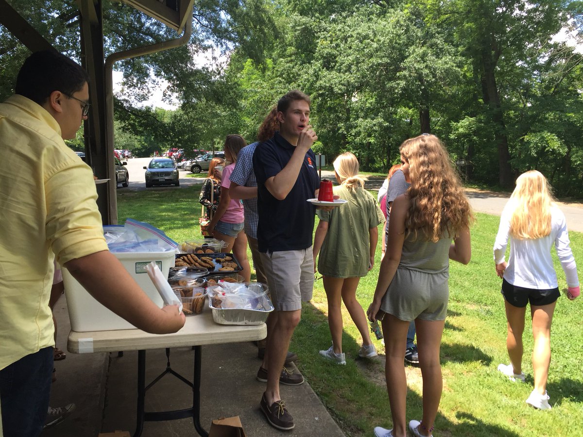pfhs2018's tweet photo. SENIOR PICNIC is underway at Shelter #1 come enjoy some free food and relaxxx 😋 https://t.co/DYboG32z3Q
