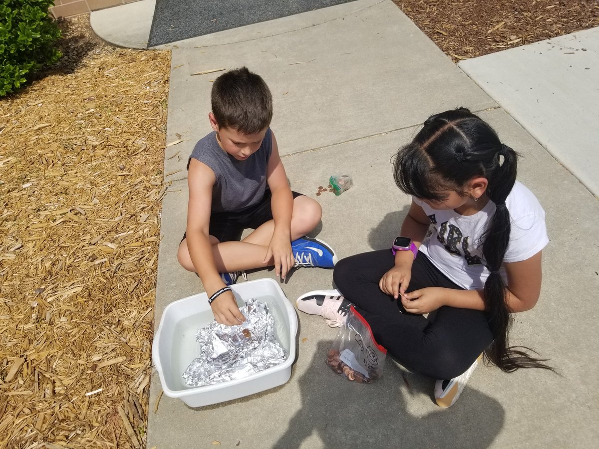 ThayerK510's tweet photo. Beautiful day for sailing @PowhatanES How will we collaborate with partners to design and construct a boat made only of foil that will float and hold a large amount of pennies?! #wearepowhatan #innovativethinking #STEMtastic #lastweekfuninthesun #joco2020 https://t.co/GxZqXwDKla