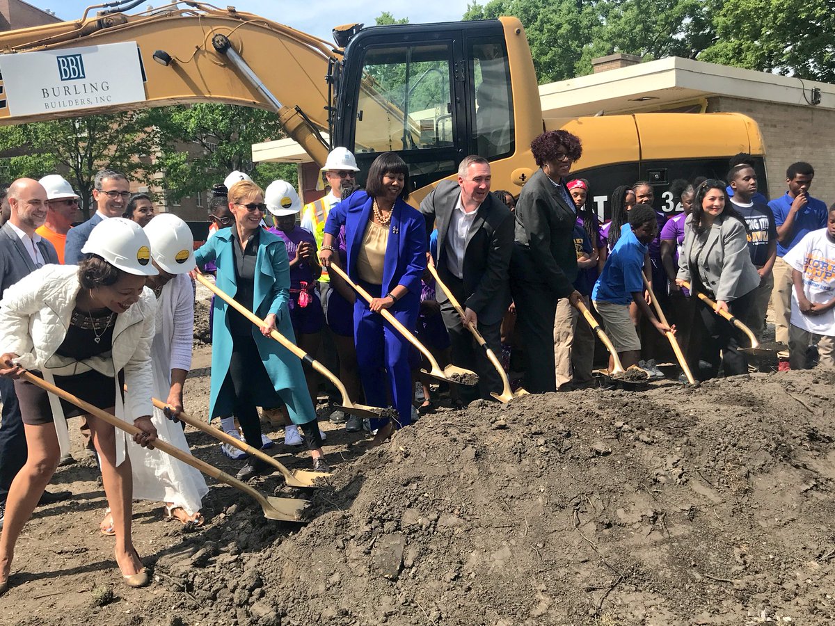 MayorRahm's tweet photo. Today we broke ground on a new field house and community center at Williams Park in Bronzeville for children and families to enjoy. @ChiFirstLady #BuildingonBurnham https://t.co/iUfoml3zkv