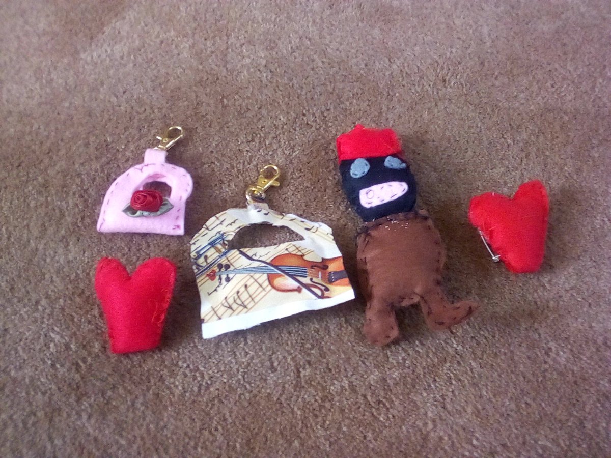 StoreEdwards's tweet image. Charms for Bag's 🐶70p each and Brooches 🐝70p each 
See these at my craft events soon 🍎and some more new stock