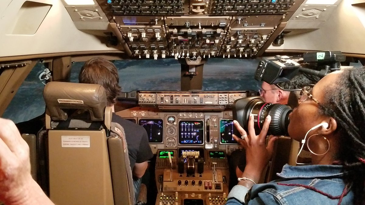 TeamKalitta's tweet image. The lovely &amp;amp; talented @ThruLnBack is getting some footage of @erik_jones &amp;amp; @Air_Doug behind the wheel of the 747 flight simulator📽🎬🛫 #NHRAonFOX #KalittaStrong #WeAreMacTools #DEWALTtough #OneToyota