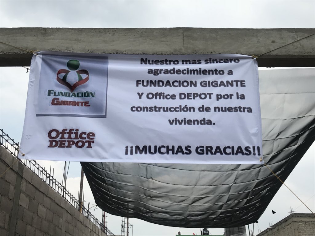 Expok's tweet photo. Y nos lanzamos a #Chalco a conocer la nueva casa de Rebeca Joselyn quien es jefa de RRHH en @OfficeDepotMex quien junto con su madre e hija perdieron la suya tras el sismo de #19s.
Esta es la primer casa que se entrega en Chalco! 
Fundacion Gigante https://t.co/tZlxQwR0bd