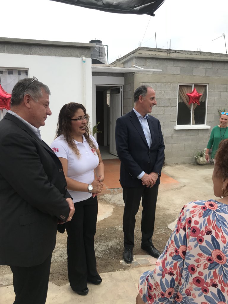 Expok's tweet photo. Y nos lanzamos a #Chalco a conocer la nueva casa de Rebeca Joselyn quien es jefa de RRHH en @OfficeDepotMex quien junto con su madre e hija perdieron la suya tras el sismo de #19s.
Esta es la primer casa que se entrega en Chalco! 
Fundacion Gigante https://t.co/tZlxQwR0bd