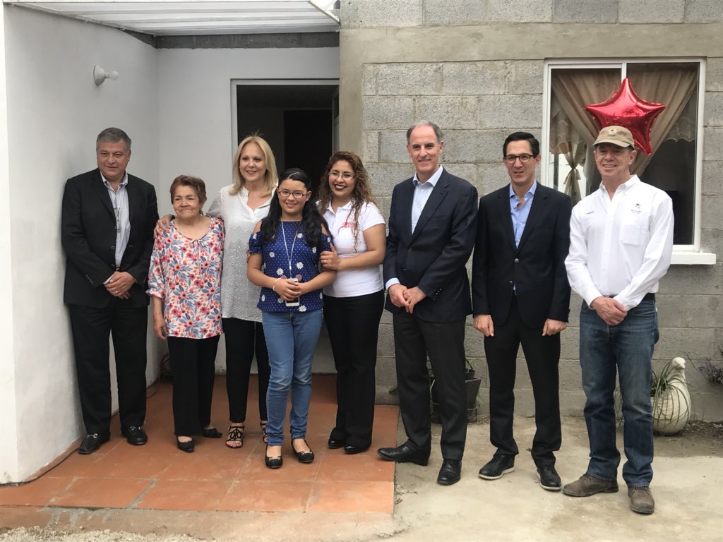 Expok's tweet photo. Y nos lanzamos a #Chalco a conocer la nueva casa de Rebeca Joselyn quien es jefa de RRHH en @OfficeDepotMex quien junto con su madre e hija perdieron la suya tras el sismo de #19s.
Esta es la primer casa que se entrega en Chalco! 
Fundacion Gigante https://t.co/tZlxQwR0bd